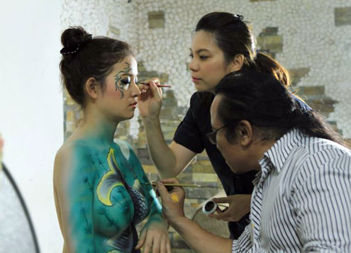 Diễn viên Phi Vân làm mẫu Body Painting